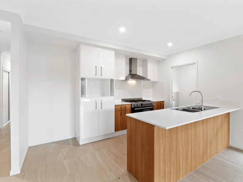 LUXURIOUS & STYLISH NEAR NEW FOUR BEDROOM + MEDIA ROOM FAMILY HOME!