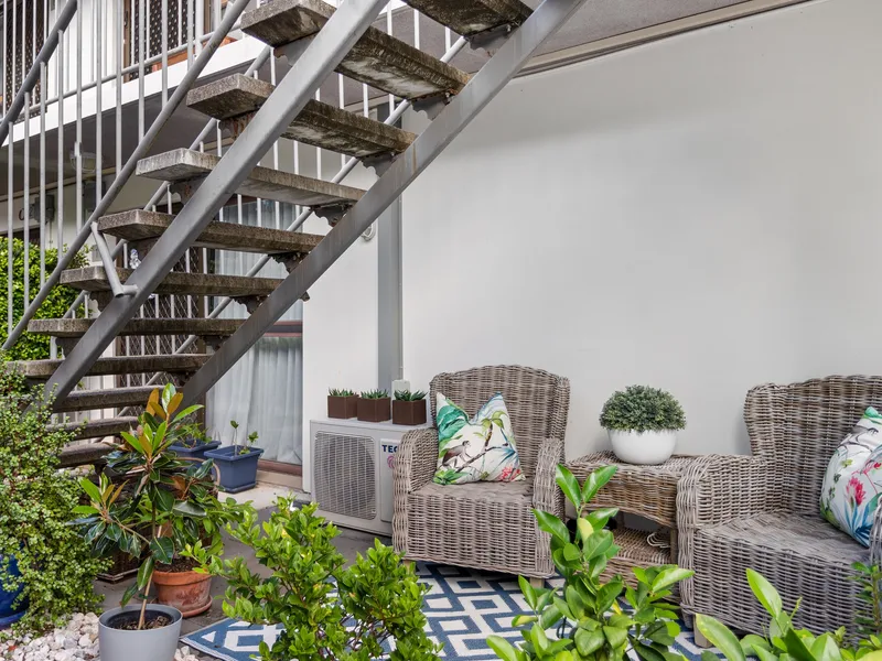 Immaculate Two Bedroom Renovated Apartment in Secure Complex - 90 Steps to the Broadwater!