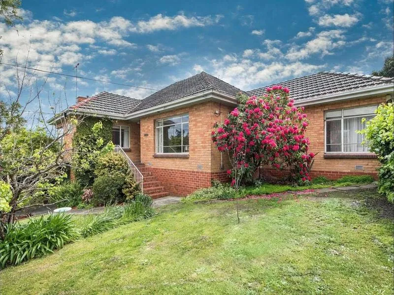 SPACIOUS HOUSE FOR EASY LIVING NEAR BOX HILL