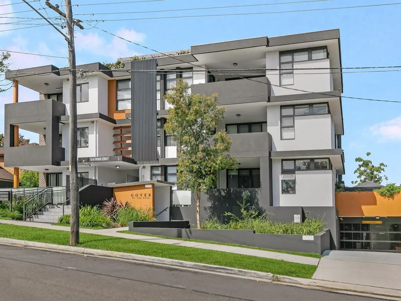 Modern Mid Floor Three Bedder !!!