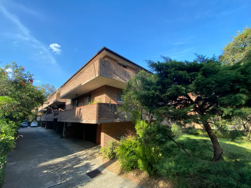 SPACIOUS TWO BEDROOM UNIT WITH LAMINATE FLOORING!!