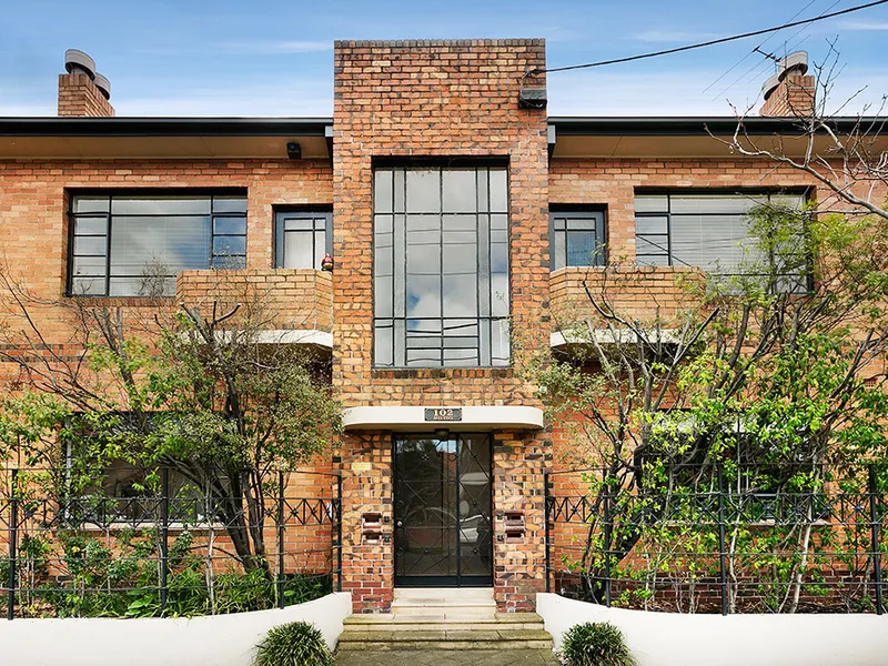 An Art Deco Romance in Northern Courtyard Bliss