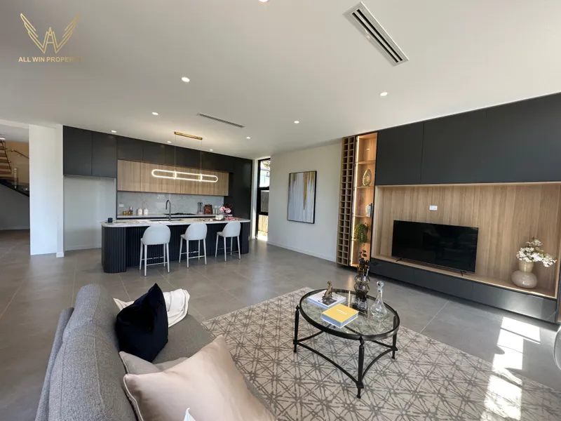 High standard fine decoration brand new duplex house，just 2mins to Top Ryde Shopping Center by driving.