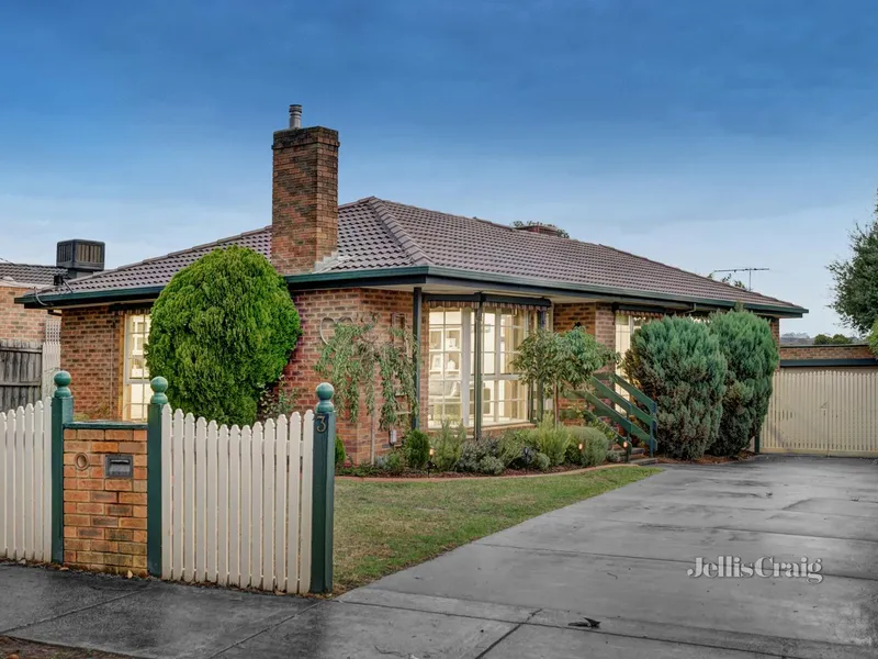 Picket fence façade, perfect peaceful locale