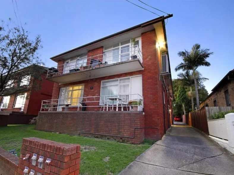 WELL PRESENTED 2 BEDROOM APARTMENT!
