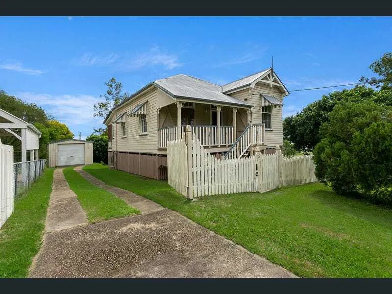 AMAZING COLONIAL IN CENTRAL IPSWICH!