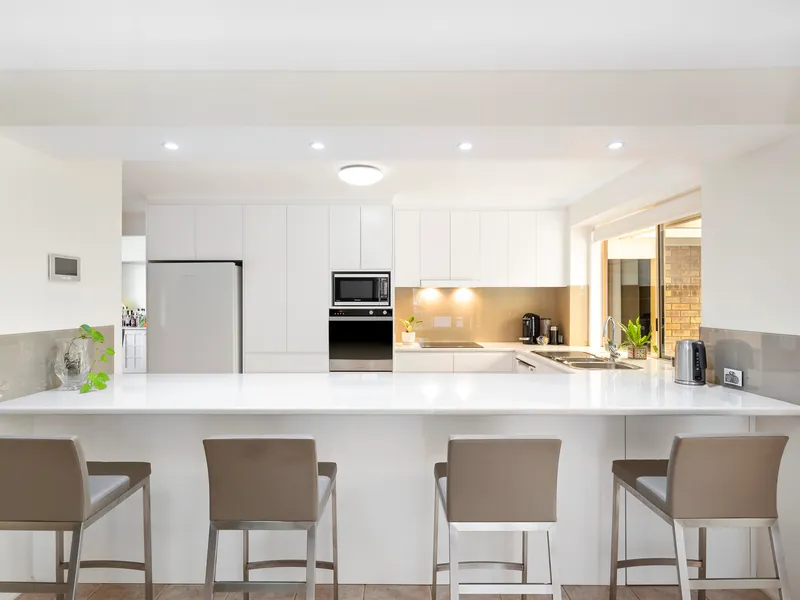 Expansive Floorplan in Elevated Position!