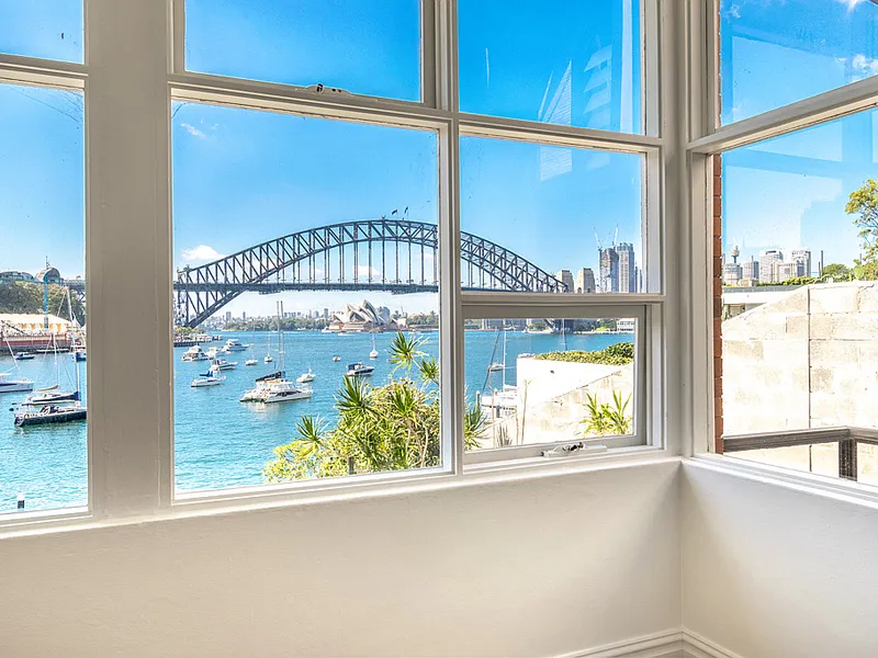 TRANQUIL & DELIGHTFUL HARBOUR FRONT 1 BEDROOM APARTMENT WITH ENTERTAINING STUNNING VIEWS.