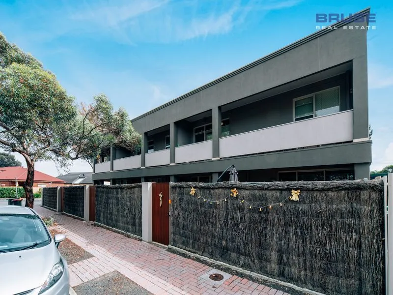 WELL DESIGNED HOME UNIT. Ground floor with a large courtyard.