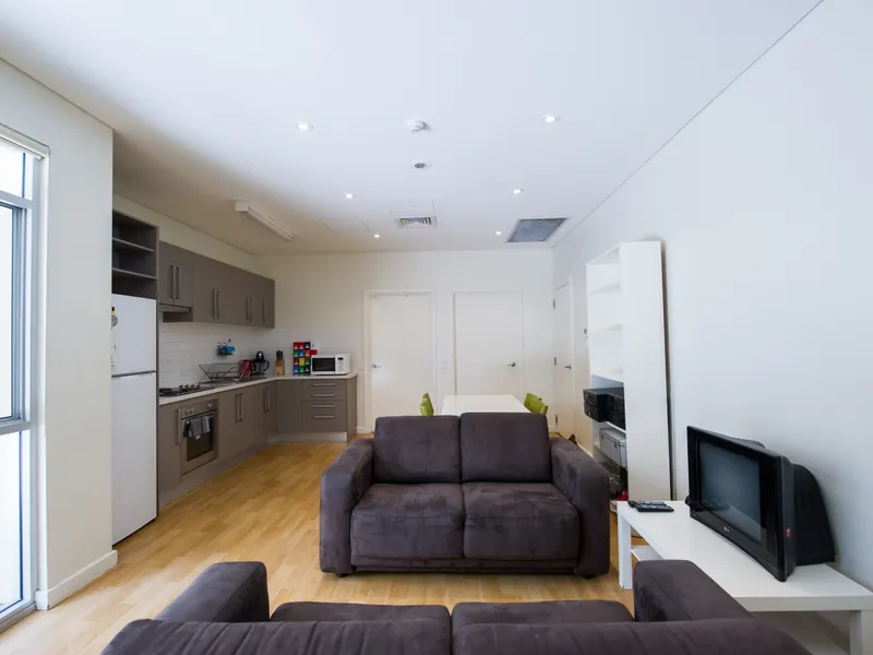 CBD SHARE ACCOMODATION - GET IN QUICK! NON-STUDENTS MAY APPLY! MALE & FEMALE APARTMENTS AVAILABLE!!