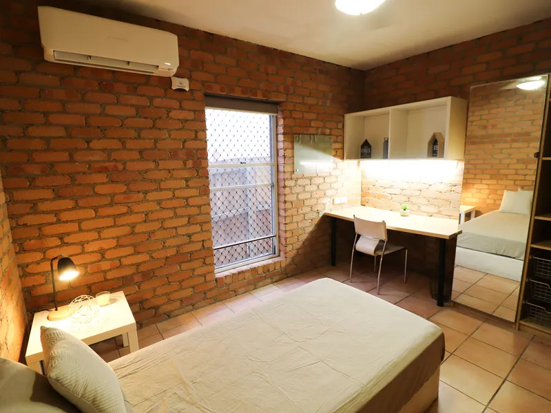 Affordable Split System Air-Conditioned Rooms - 200m Walk to UQ St Lucia! **1 WEEK RENT FREE**