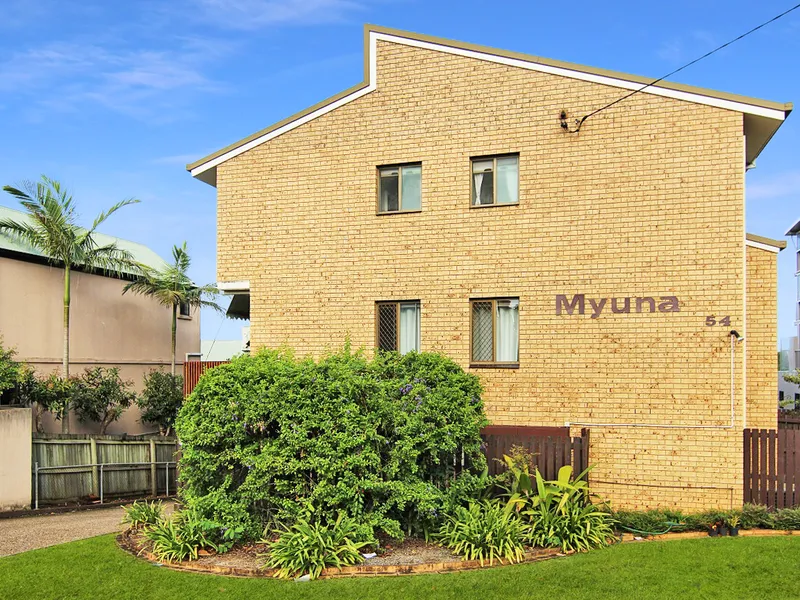 Spacious Tri-Level Townhouse In Fantastic Location - Walk to UQ - Register Now to Inspect!