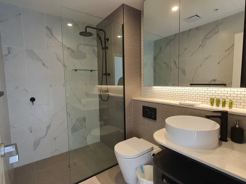 High Level Brand New 2 Bedrooms Apartment in WWP 5 Mins Walk to Wharf and Shopping Centre