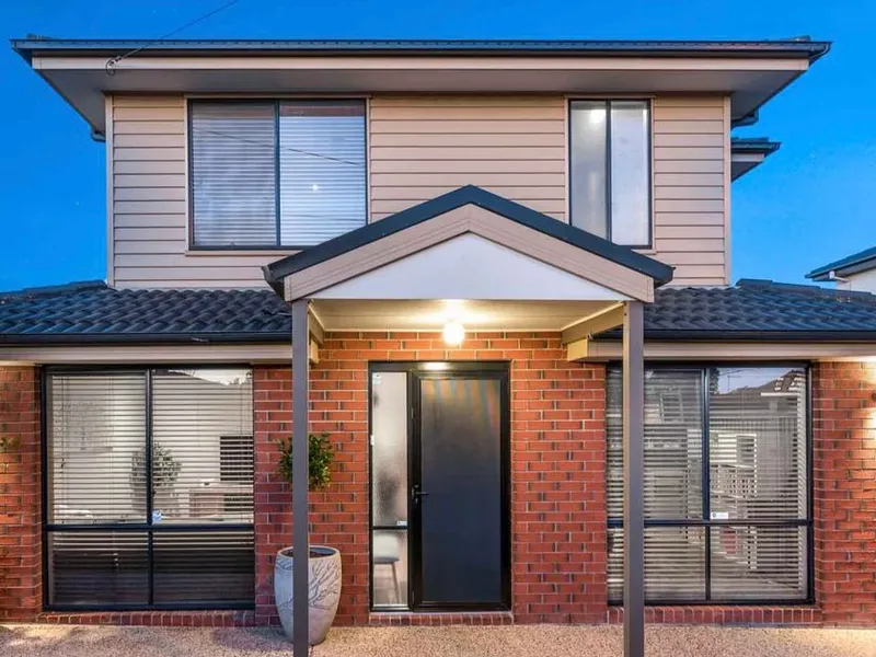 Double storey four bedrooms townhouse for lease with private under roof SPA