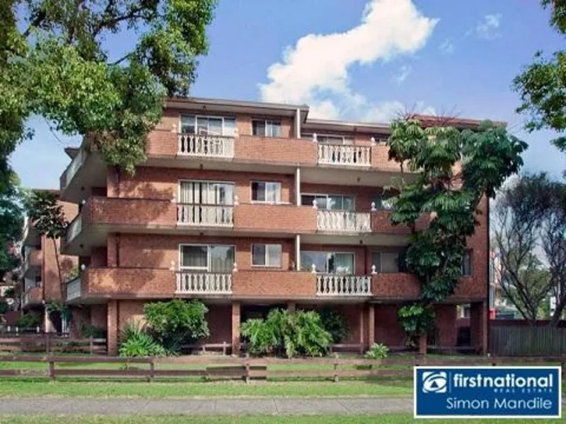 FRESHLY PAINTED 3 BEDROOM UNIT!