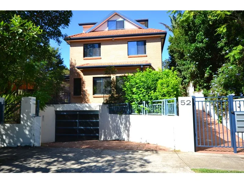 STUNNING THREE BEDROOM TOWNHOUSE