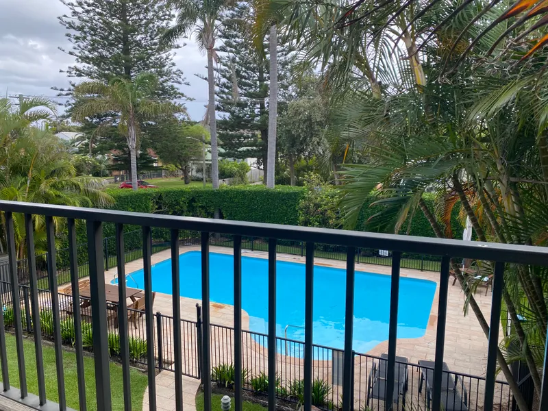 SUNNY STUDIO OVERLOOKING POOL