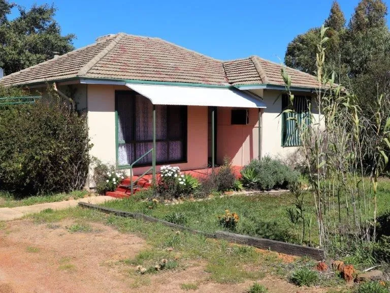 Located in Quiet Street Surrounded by Bushland