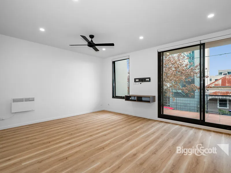 CHIC AND STYLISH FIRST FLOOR APARTMENT, BURSTING WITH NORTHERN LIGHT!!!