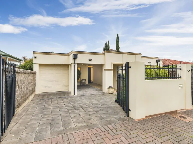 STROLL TO BURNSIDE VILLAGE - CONVENIENT TO SOUGHT AFTER ZONED SCHOOLS