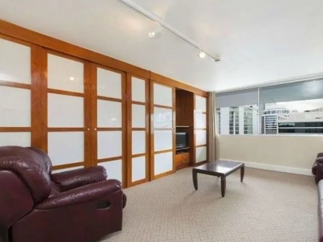 4 Mins walking to Central Station -1 bedroom apt - Hotel Room with a BIG Car Park (AirB&B 6% Net return)  - IDEAL FOR FIRST HOME BUYERS OR INVESTORS