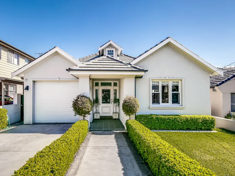 MAGNIFICENT ARCHITECTURALLY DESIGNED LUXURY FAMILY HOME 