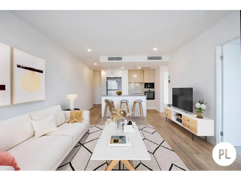 Stylish fully-furnished apartment with stunning rooftop facilities and large courtyard
