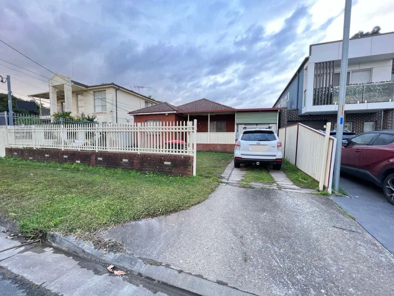 CLOSE TO CANLEY HEIGHTS CBD