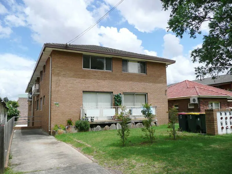 2 Bed Rooms Unit for Rent in Roselands. Don't Miss out.