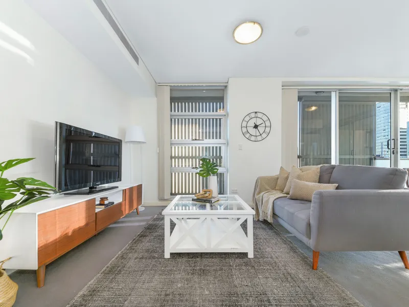 Unfurnished Oversized 1 bedroom apartment near Central