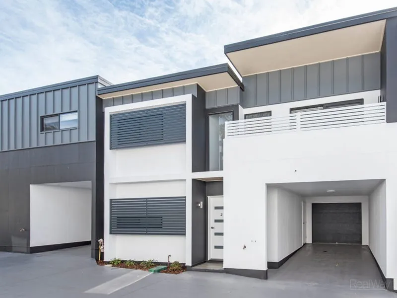 Premium Townhouse In Heart Of Centenary Heights, Be Quick!