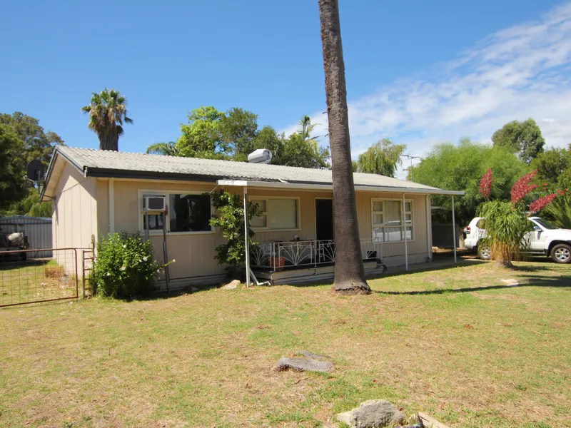 Old Mandurah Shack on Subdividable 997m2 lot