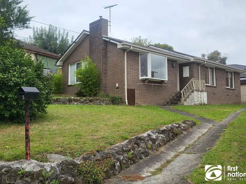 Spacious Brick Home in Beverley Hills Primary and Blackburn High school zones!