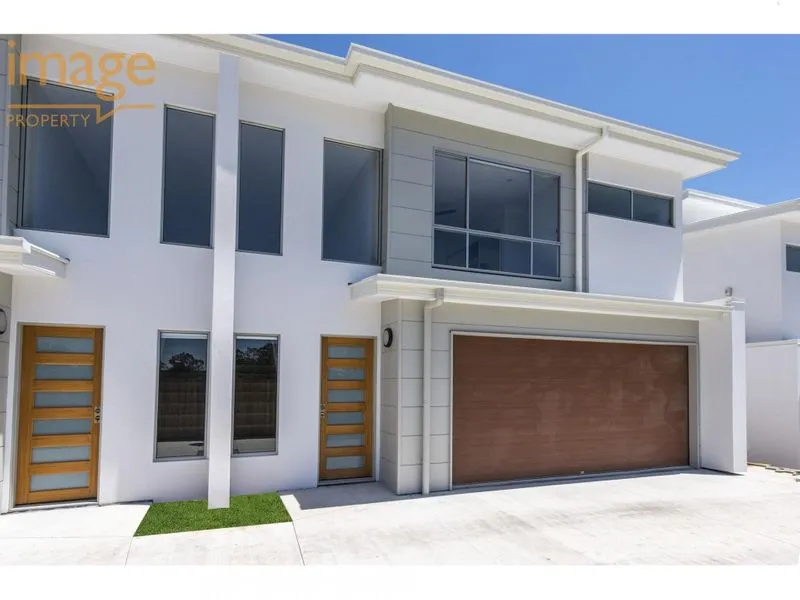 DOUBLE CAR GARAGE, HIGH CEILINGS, AIR CONDITIONING & PETS UPON APPLICATION