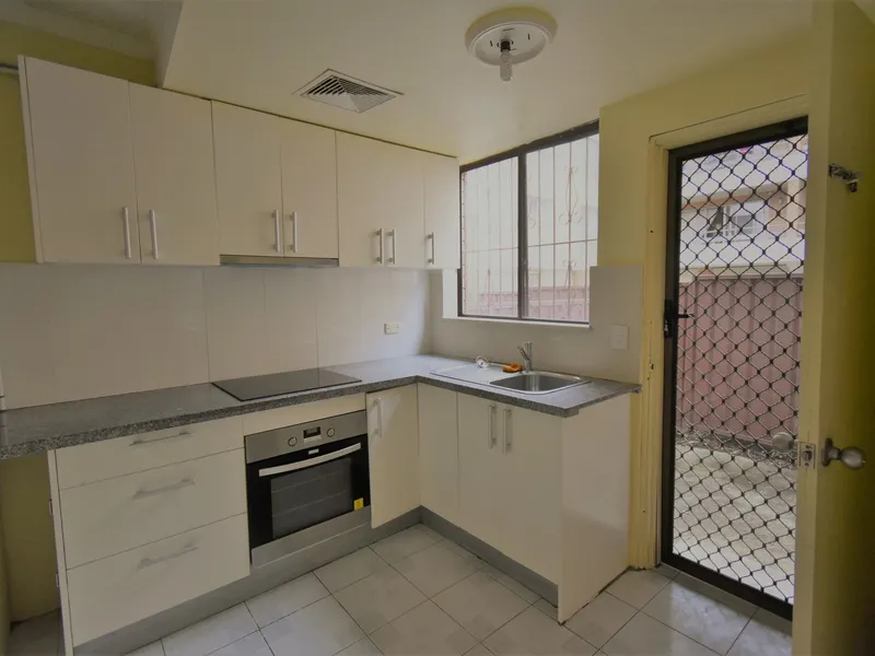 Freshly painted & excellent condition 3 BEDROOM TOWNHOUSE!