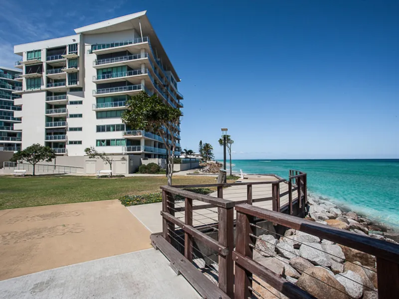 STUNNING APARTMENT RIGHT ON THE WATERS EDGE