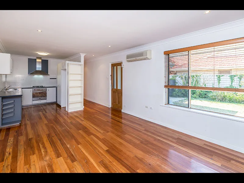 CLOSE TO THE BEACH AND KARRINYUP SHOPPING CENTRE!