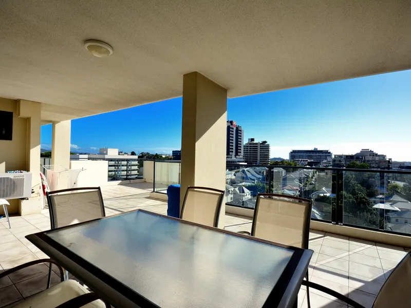 Lifestyle Haven with Walking Distance to CBD, Huge Balcony & Commanding Views.