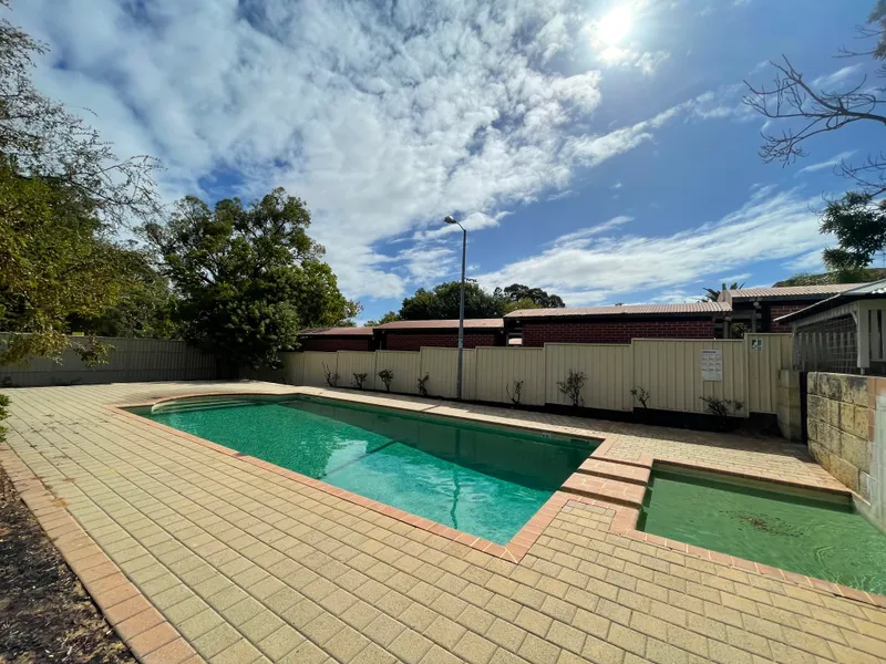 BEAUTIFUL, NO MAINTENANCE UNIT IN SECURE COMPLEX