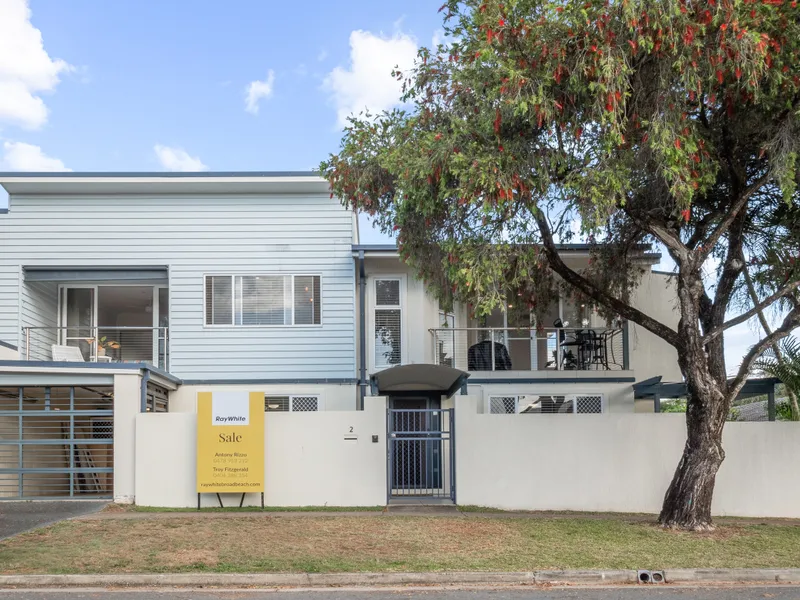 Beautiful duplex home a short walk from the beach