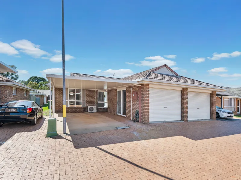 Freshly Painted Villa with New Flooring! The Perfect Home or Investment…