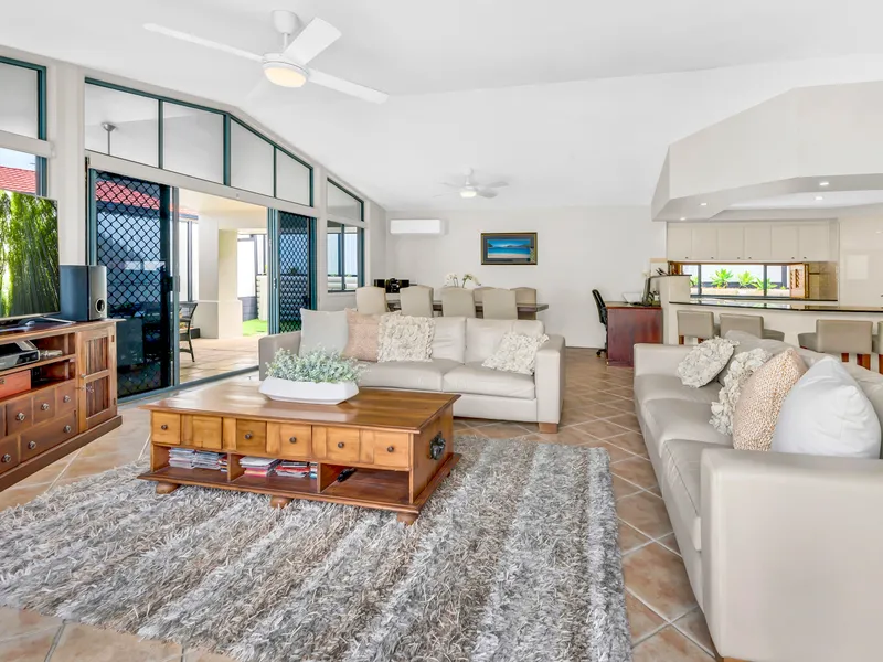 QUALITY BUILT, IMMACULATELY KEPT LARGE FAMILY HOME ... PRIME, CENTRAL & CONVENIENT CRESTWOOD HEIGHTS LOCATION !!!