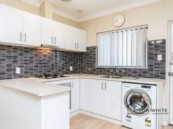 Modern, Fully Renovated Apartment 