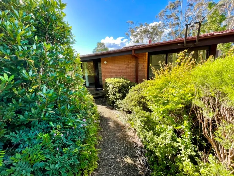 Three Bedroom Home In Escarpment Location! 