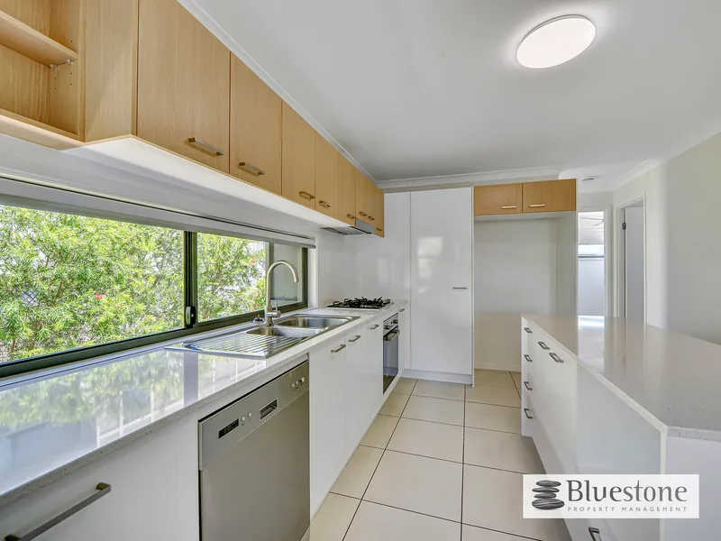 STYLISH HIGH-SET TOWNHOUSE - PRIVATE & TRANQUIL POSITION!