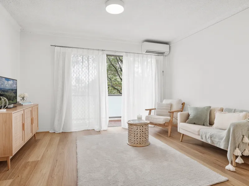 TASTEFULLY RENOVATED UNIT!!