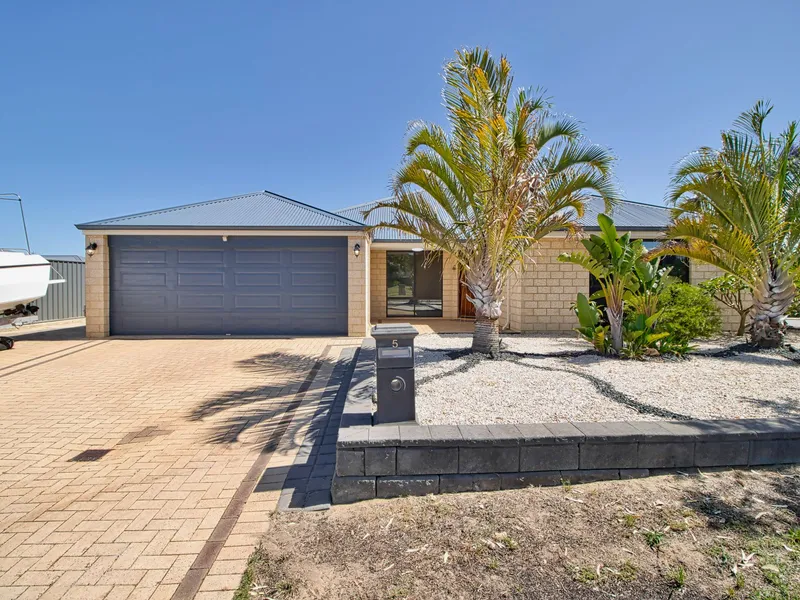 Spacious family home with space for boat or campervan!!