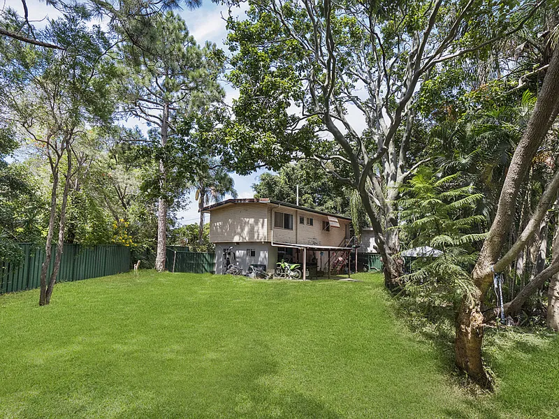 Renovator's delight on a large 802sqm flood-free allotment.