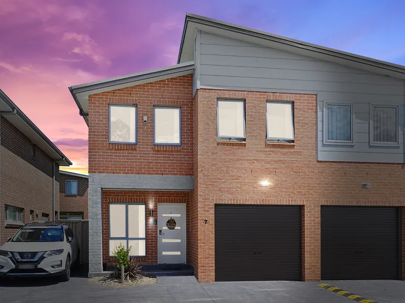 Quality Townhouse/Low Strata/Walk to train/Huge backyard