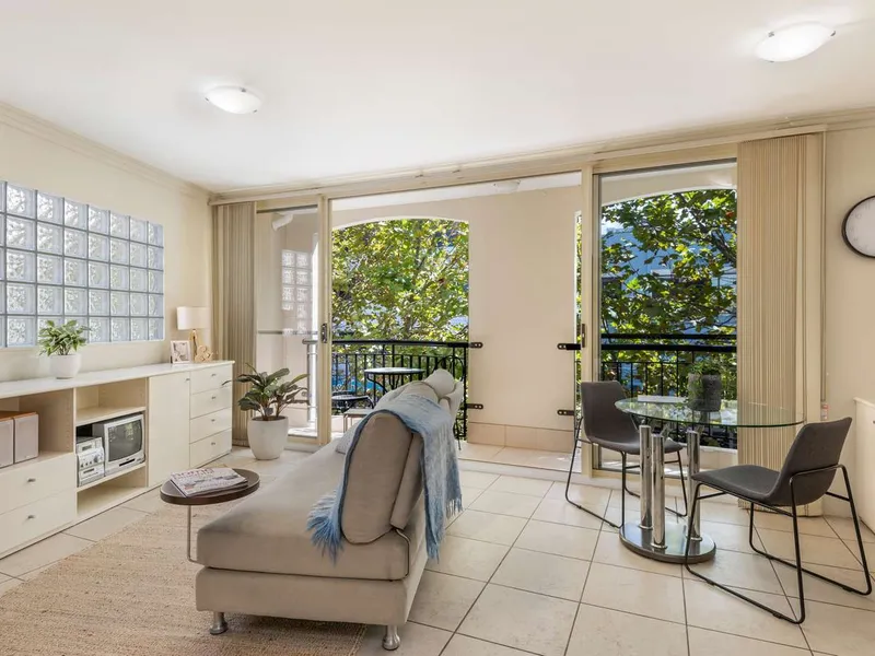 Large light-filled studio in exceptional location - Partly furnished